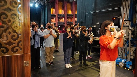 圖說：國光劇團演出前，由團長張育華帶領工作人員向「祖師爺」上香，祈求保佑演出順利。